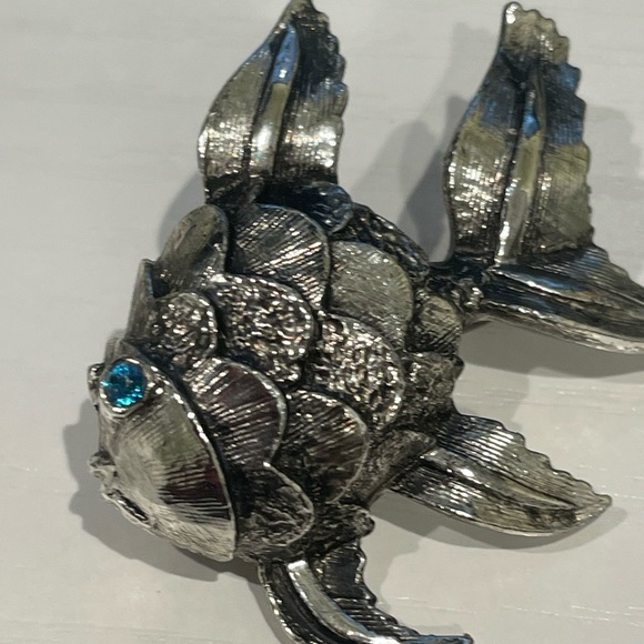 Vintage blue rhinestone eye silver tone fish w scales brooch pin jewelry ocean - Picture 2 of 6